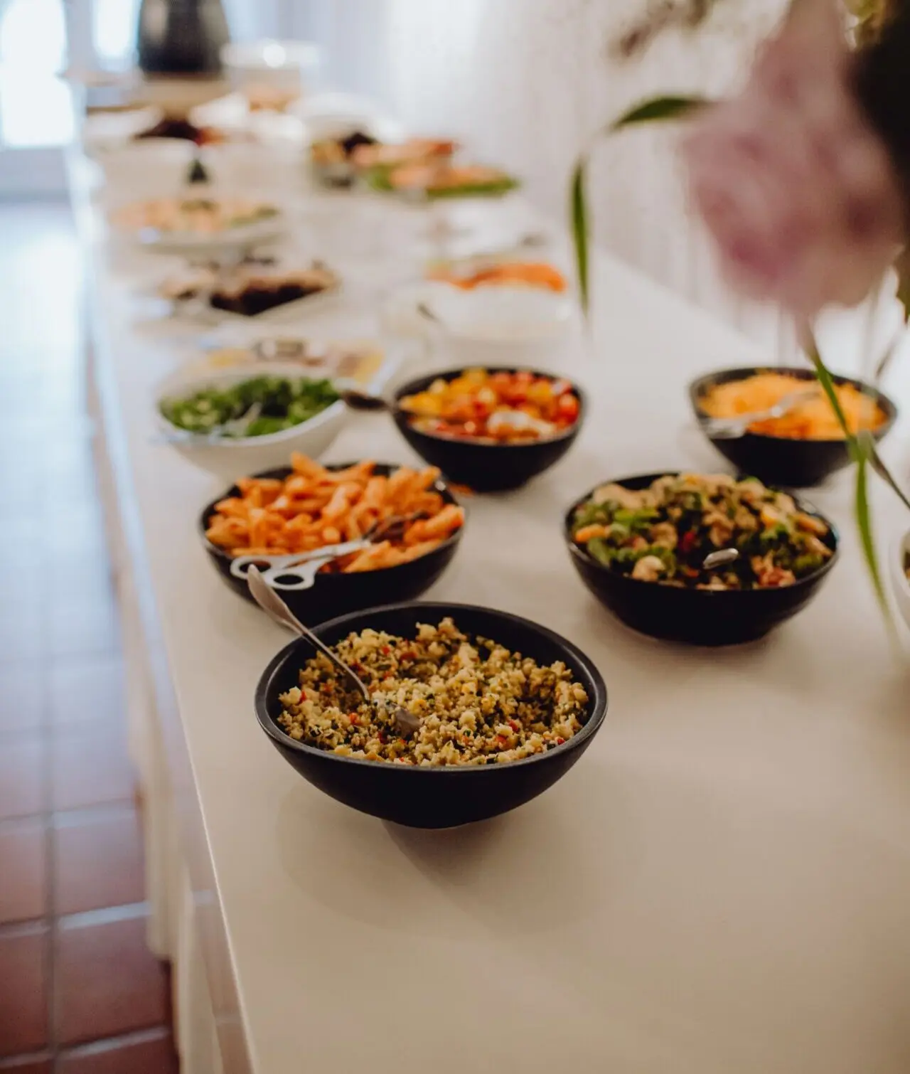 Buffet met kommen vol salades en groenten
