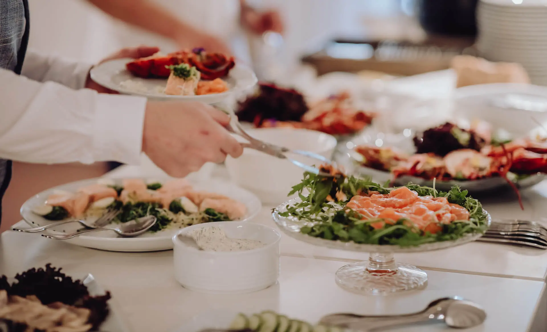 Visbuffet waar gasten zich bedienen