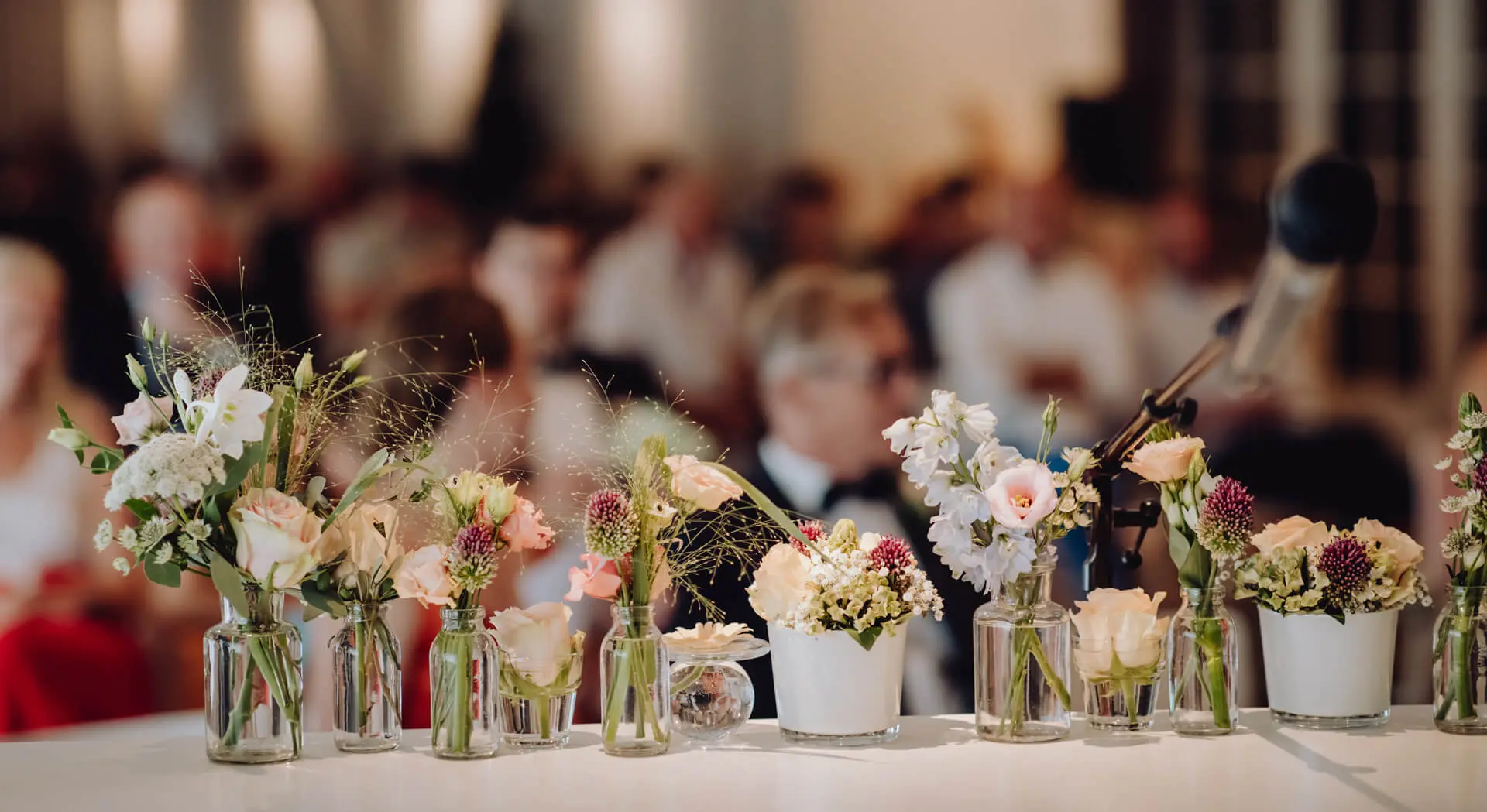 Altaardecoratie met vaasjes bloemen