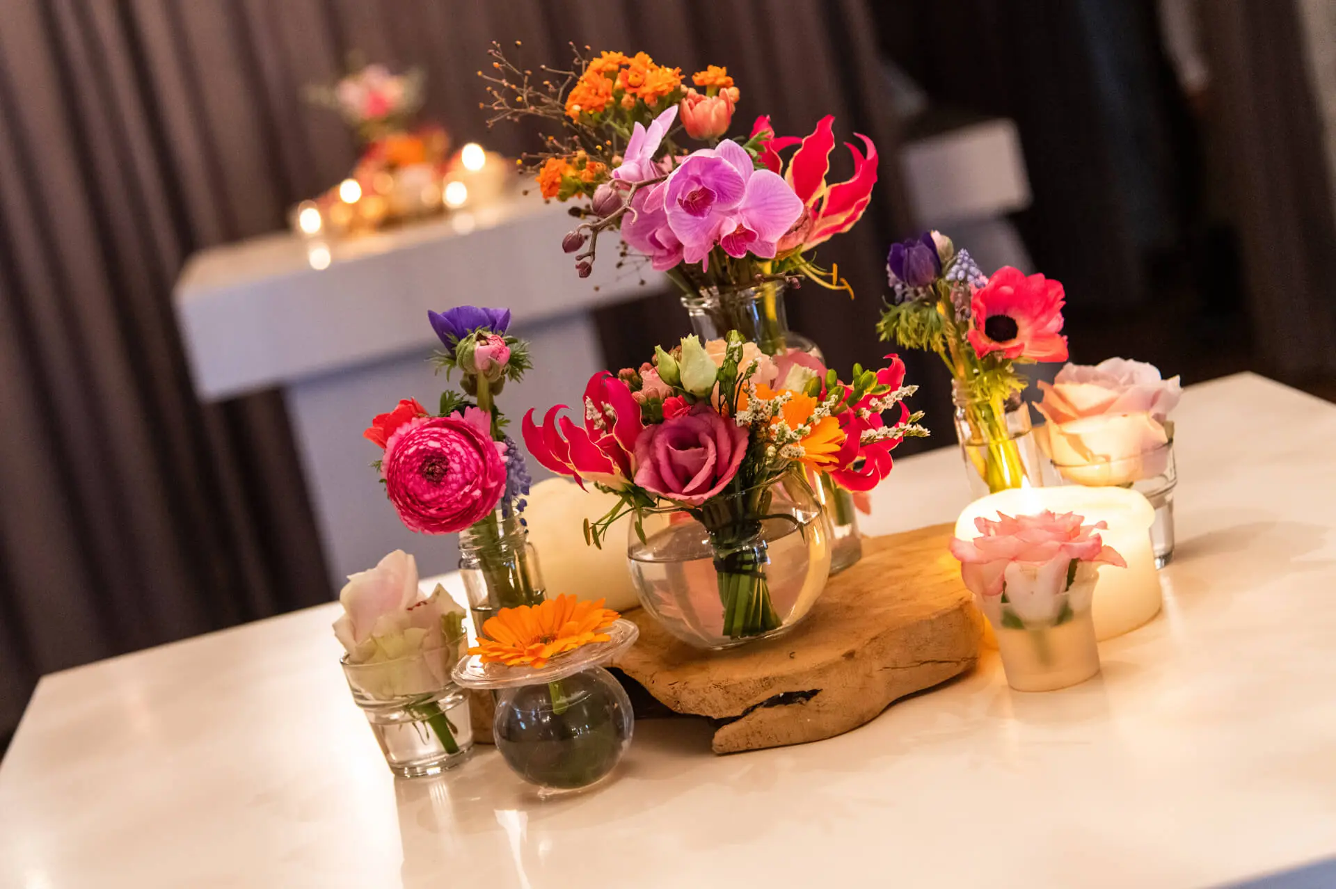 Verschillende vaasjes met bloemen