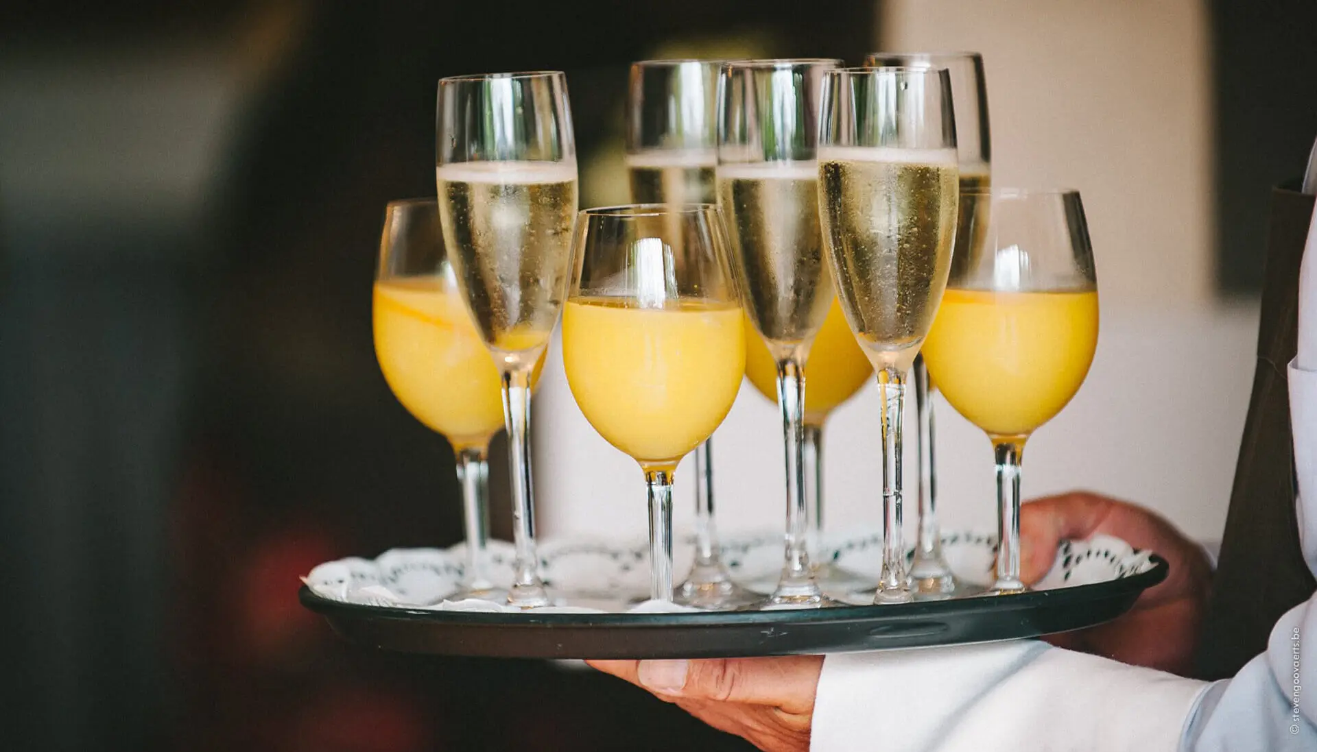 Dienblad met cava en appelsiensap als aperitief
