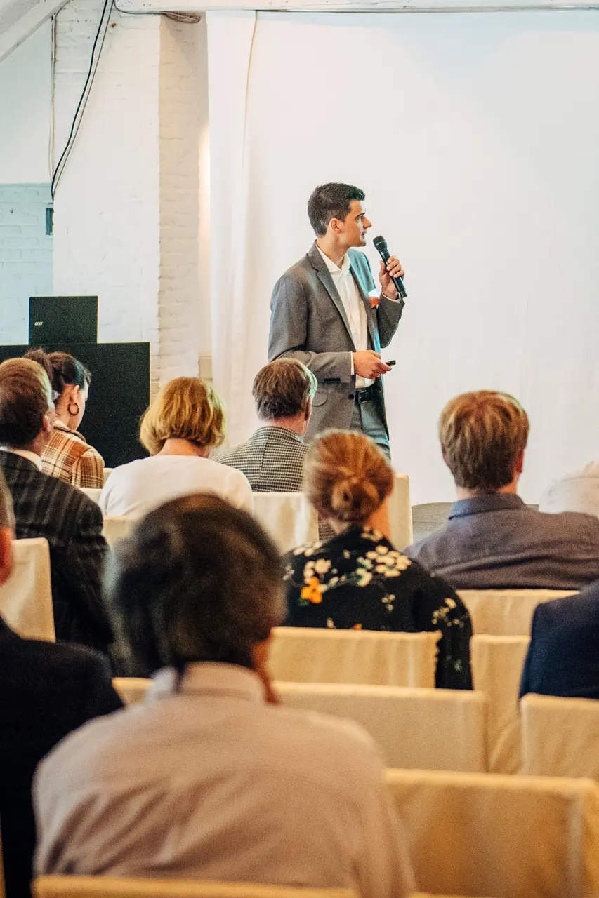 Spreker met microfoon tijdens een infosessie