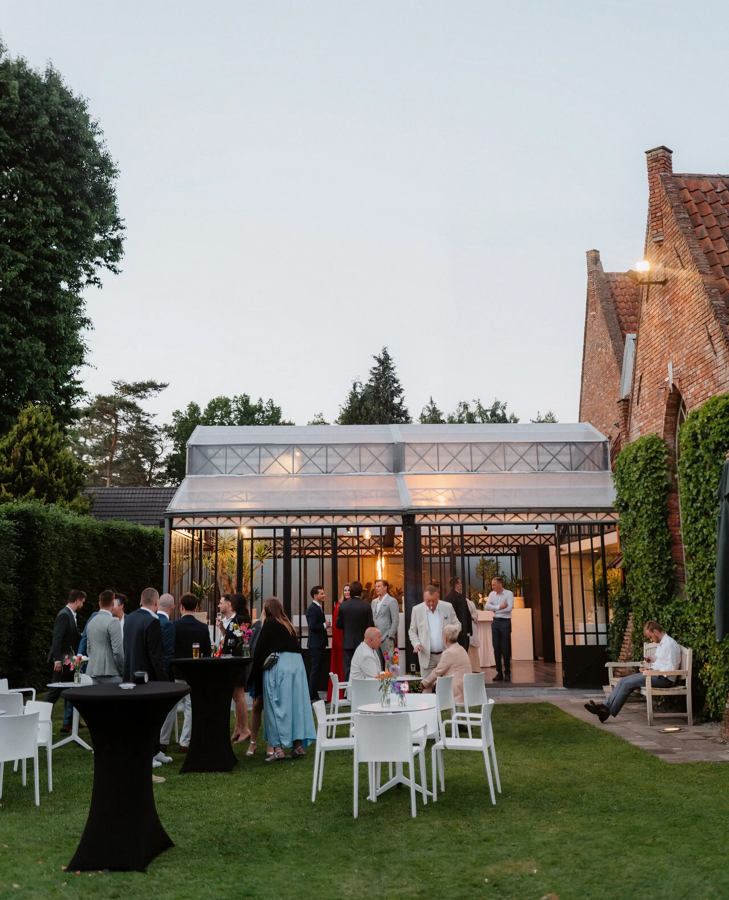 Gasten bij de verlichte orangerie en in de tuin van Alta Ripa