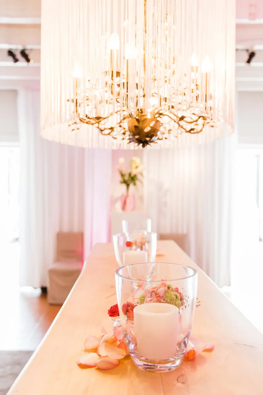 Aperitieftafel onder de kroonluchter