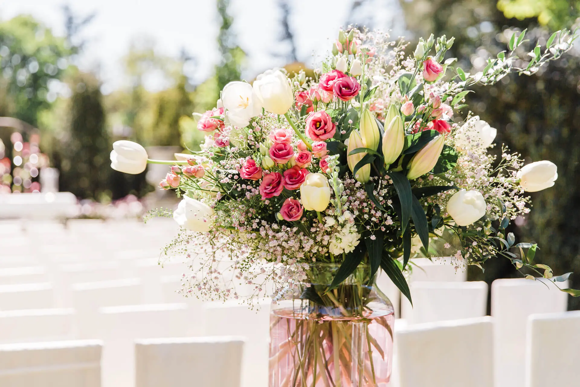 Bloemen op zuil