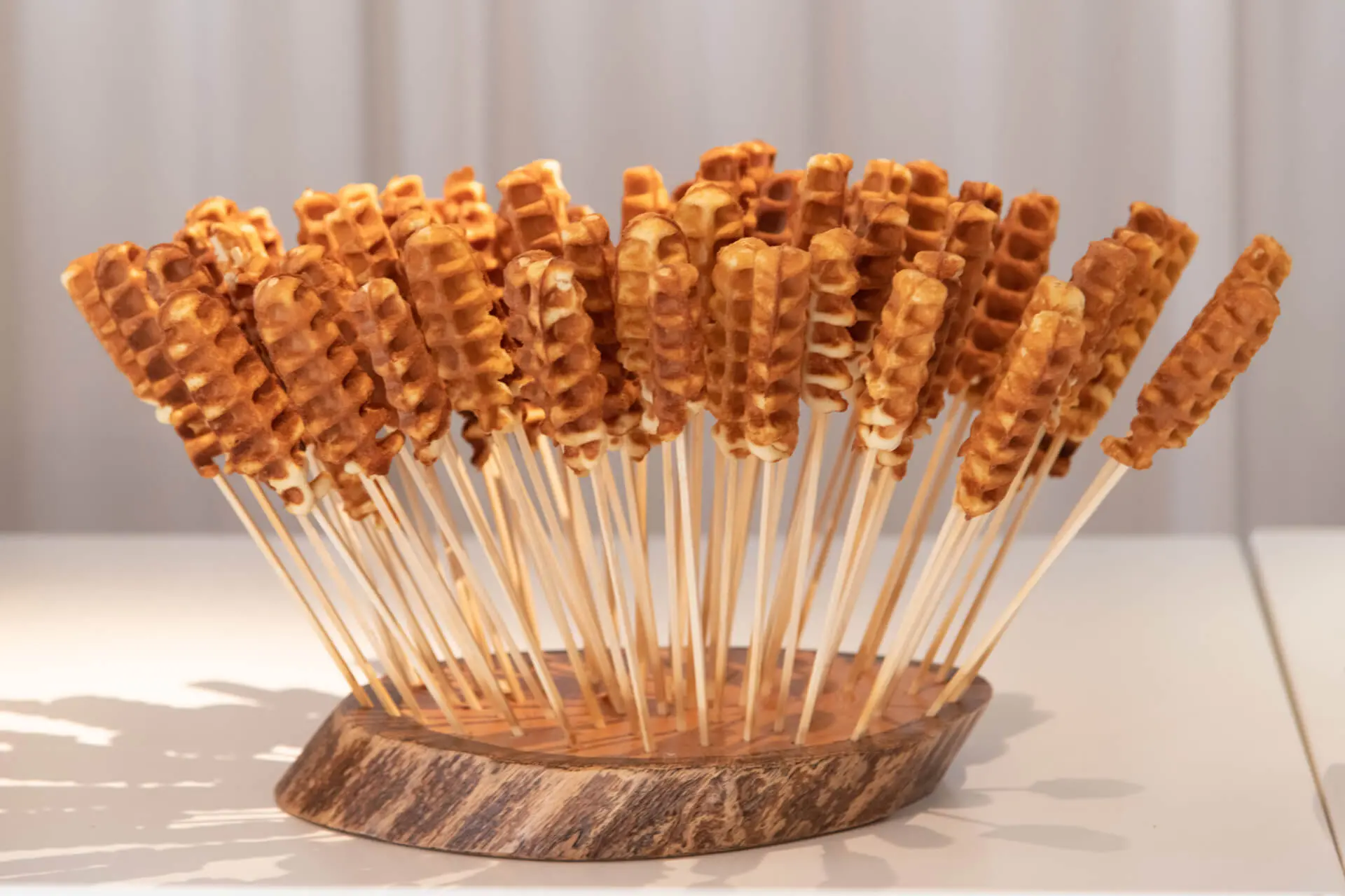 Wafeltjes op een stokje, gepresenteerd op een houten schijf