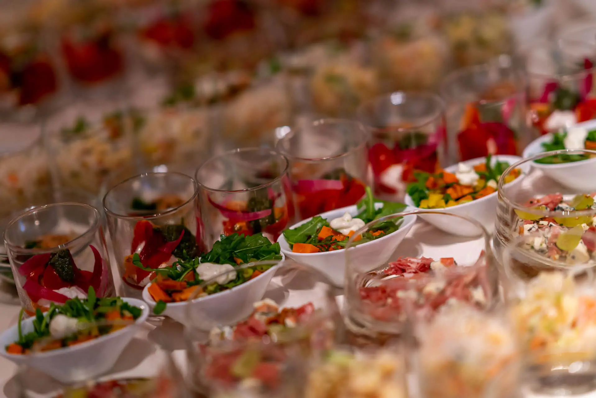 Proevertjesbuffet met slaatjes in glaasjes