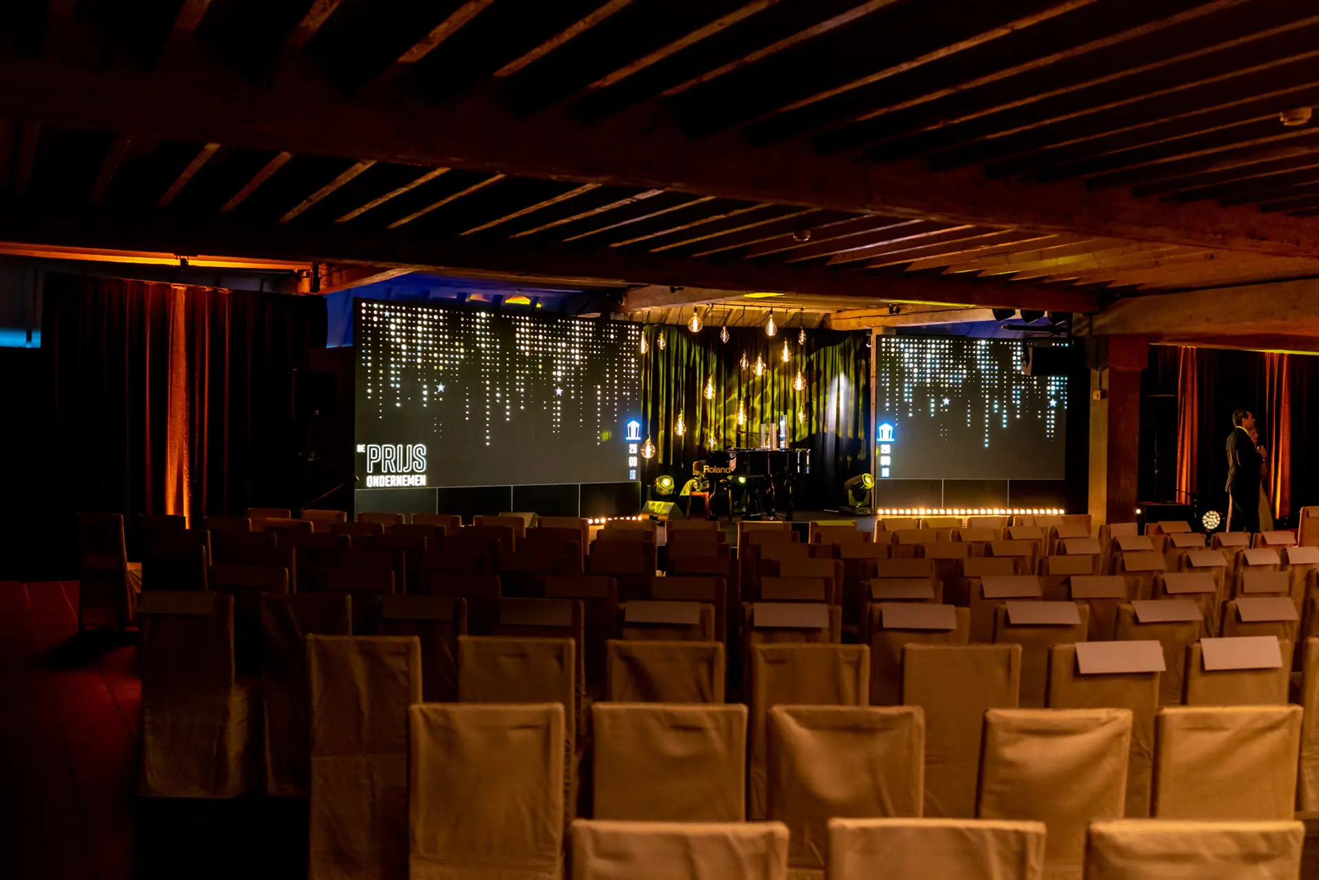 Grote zaal in theateropstelling voor een awardshow