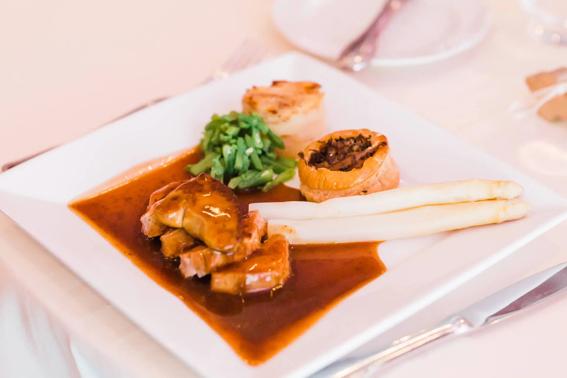 Hoofdgerecht aan tafel