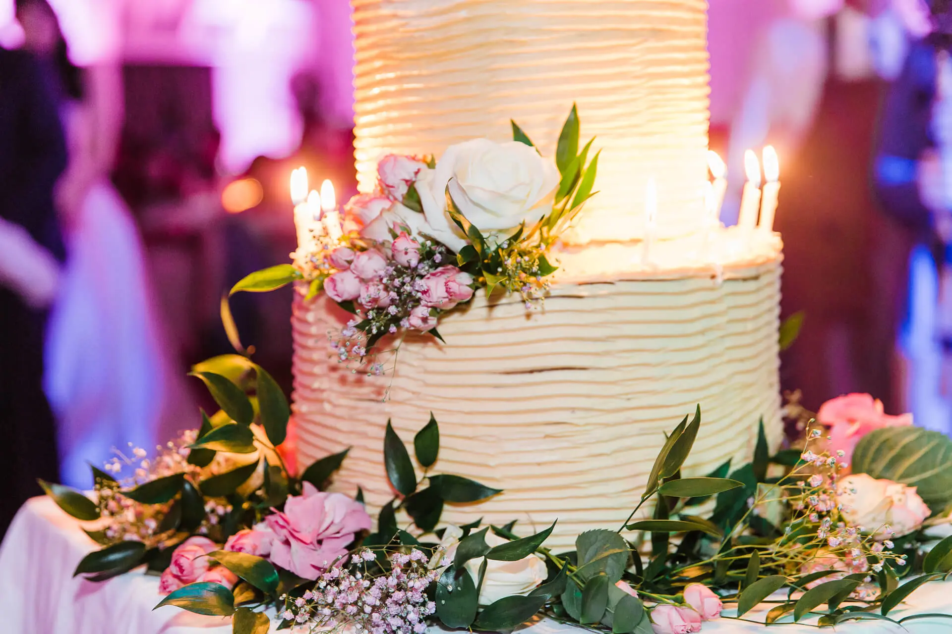 Gepersonaliseerde bruidstaart tijdens trouwfeest bij Alta Ripa