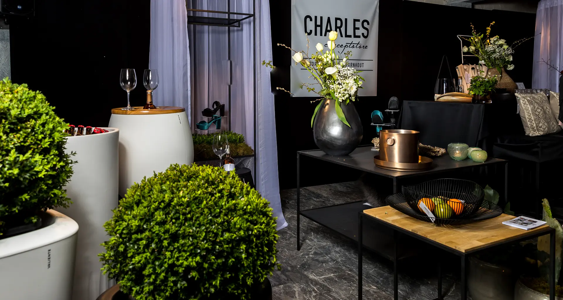 Stand met decoratie en planten op de beurs