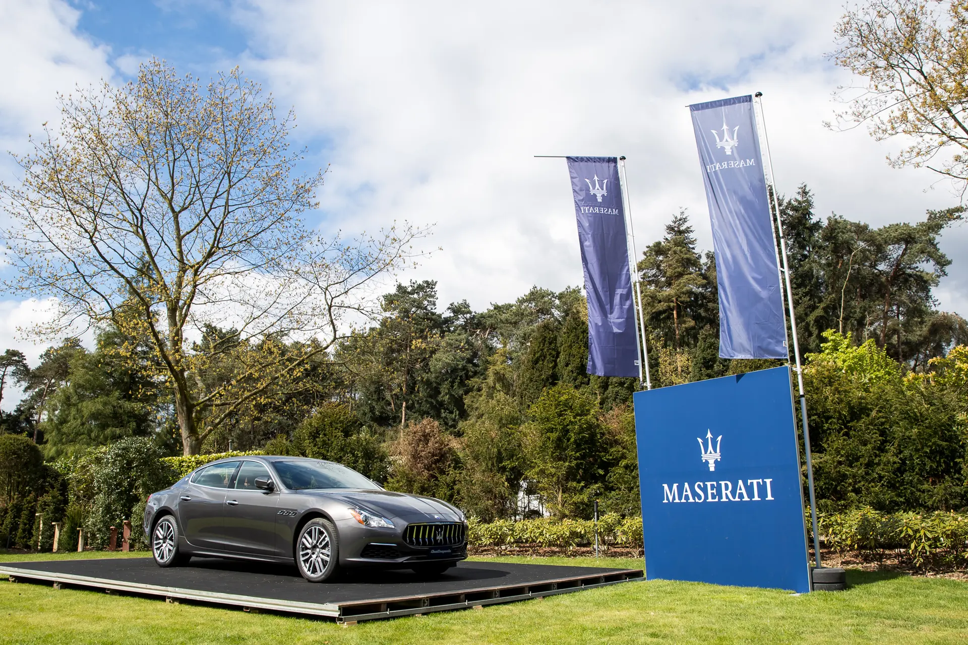 Maserati op een podium in de tuin