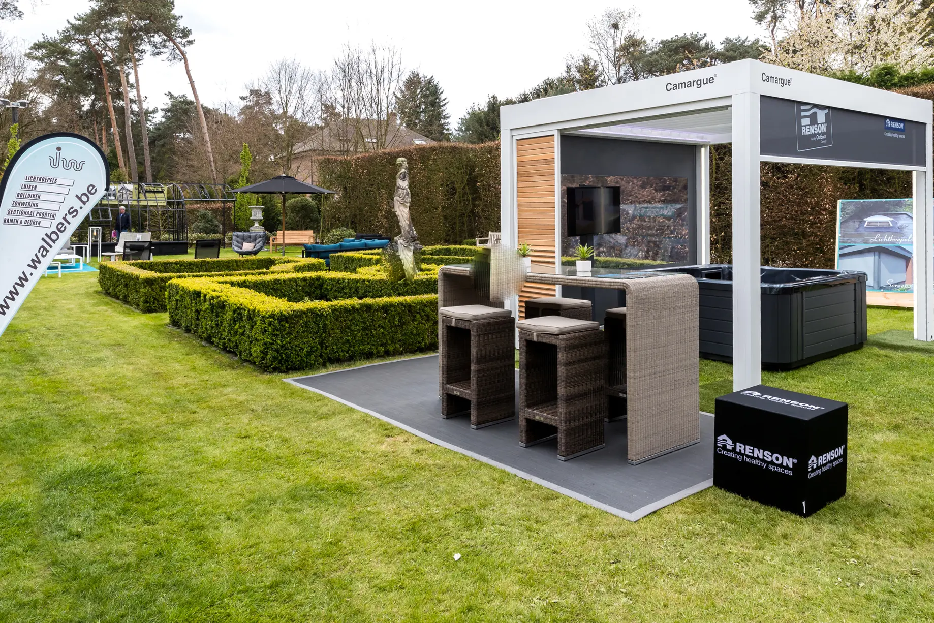 Stand met tuinmeubelen en overkapping in de tuin