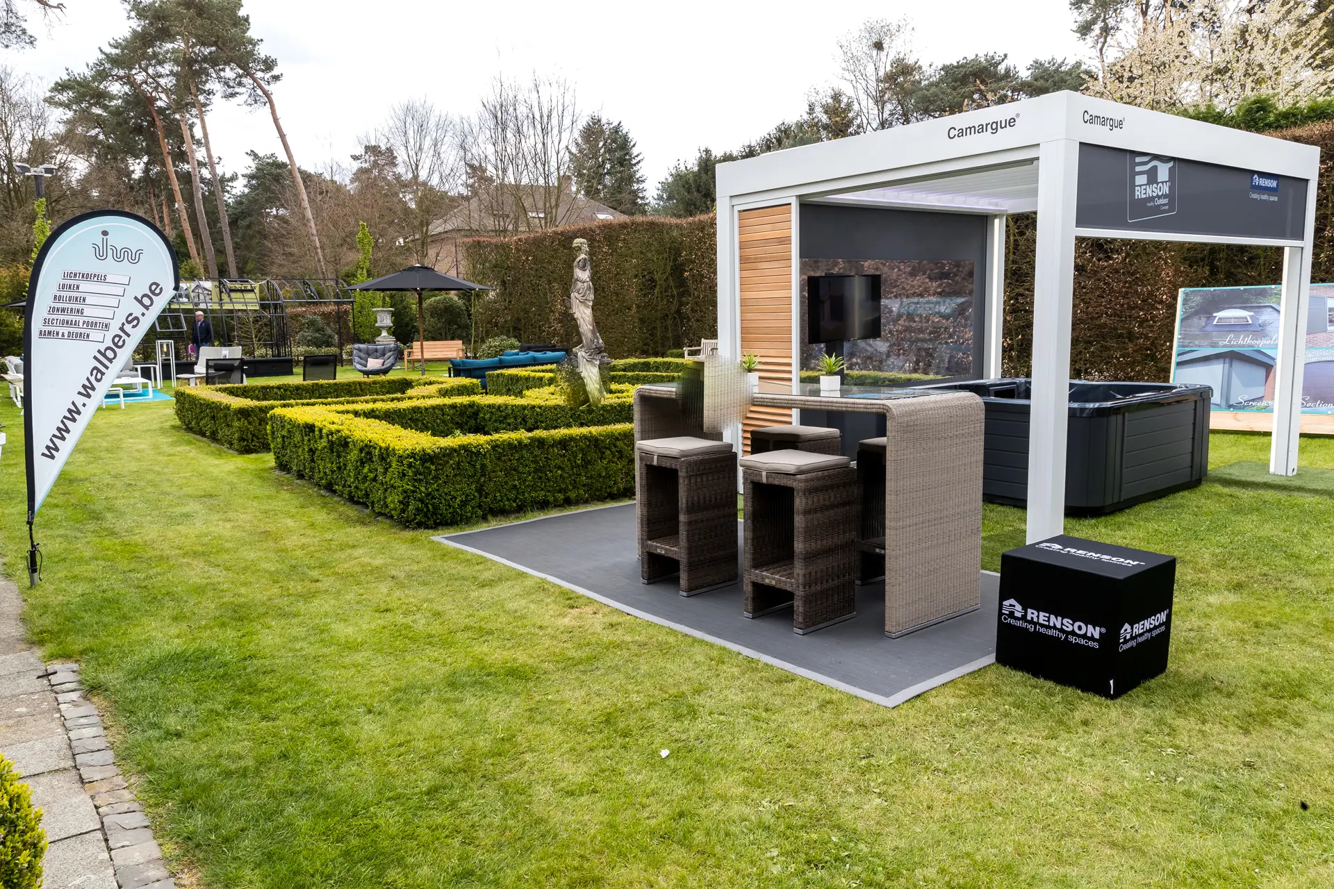 Stand met tuinmeubelen en overkapping in de tuin tijdens Alta Ripa in Style