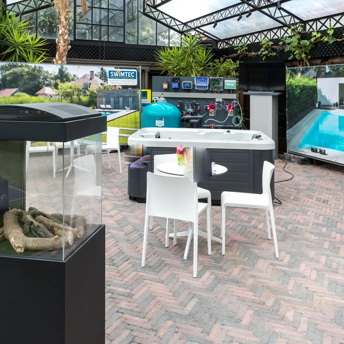 Stand met zwembaden en spa’s in de orangerie