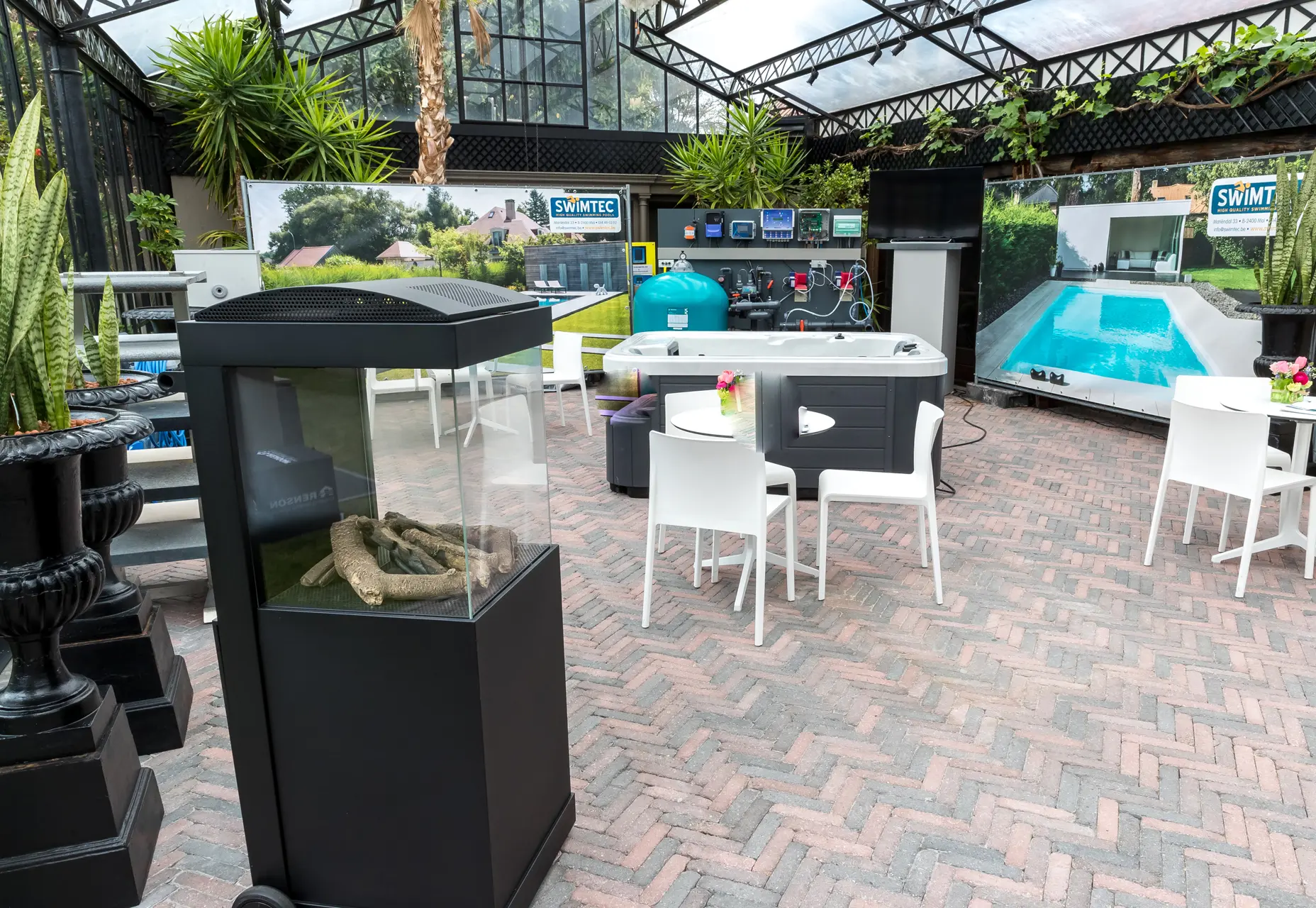 Stand met zwembaden en spa’s in de orangerie