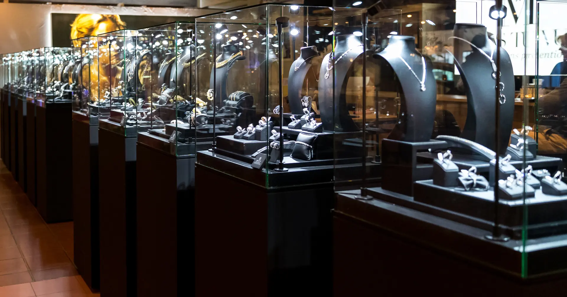 Vitrines met juwelen op de beurs