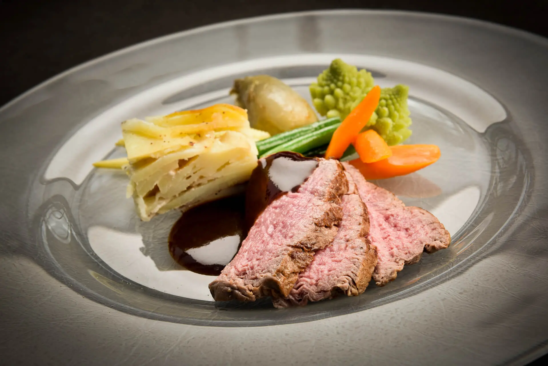 Hoofdgerecht met vlees, aardappelgratin en groenten