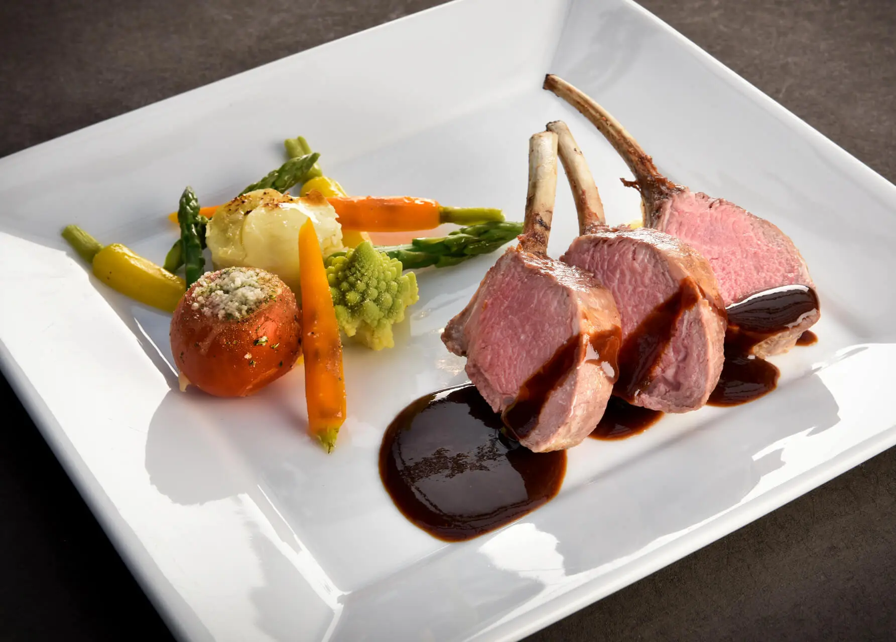Lamskotelet aan tafel
