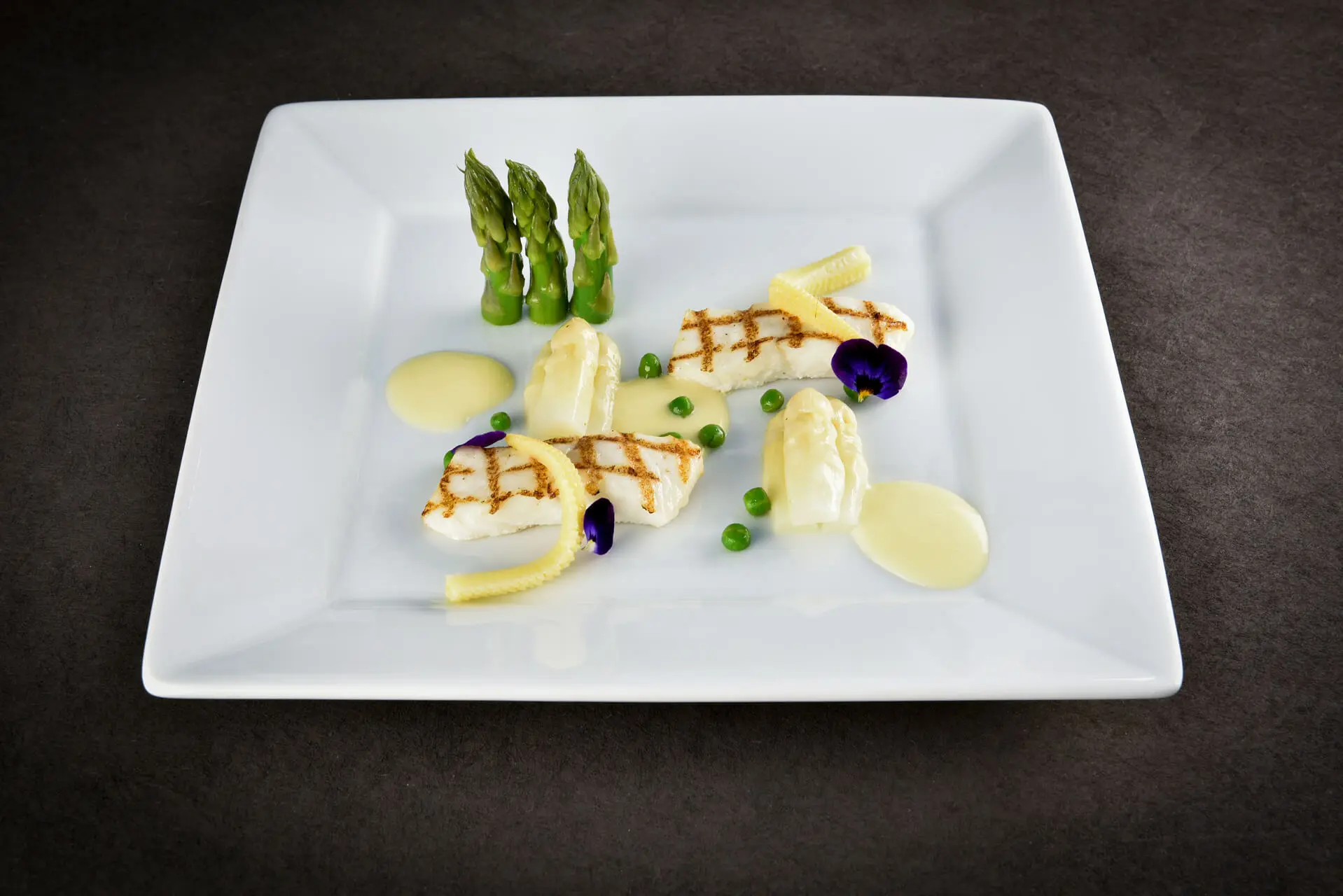 Hoofdgerecht met vis en asperges