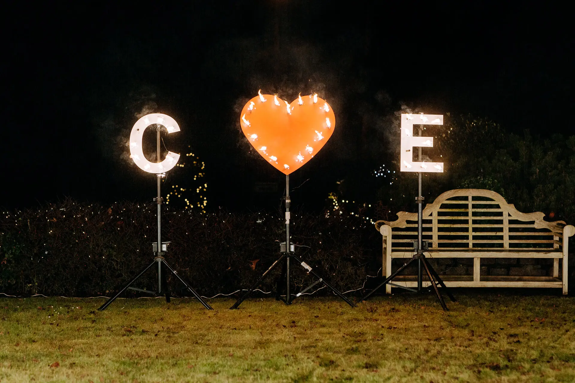 Verlichte letters en hart in de tuin