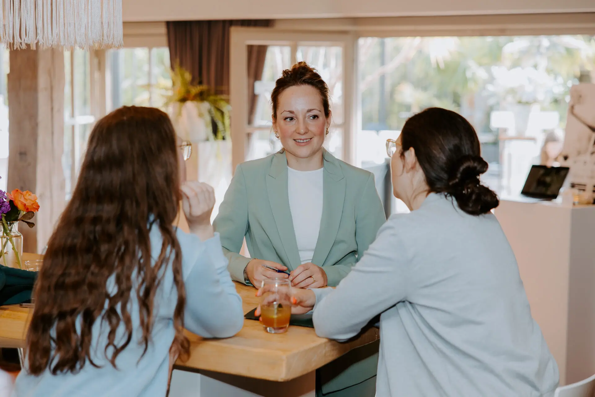 Persoonlijk gesprek met bezoekers aan tafel tijdens de inspiratiedag
