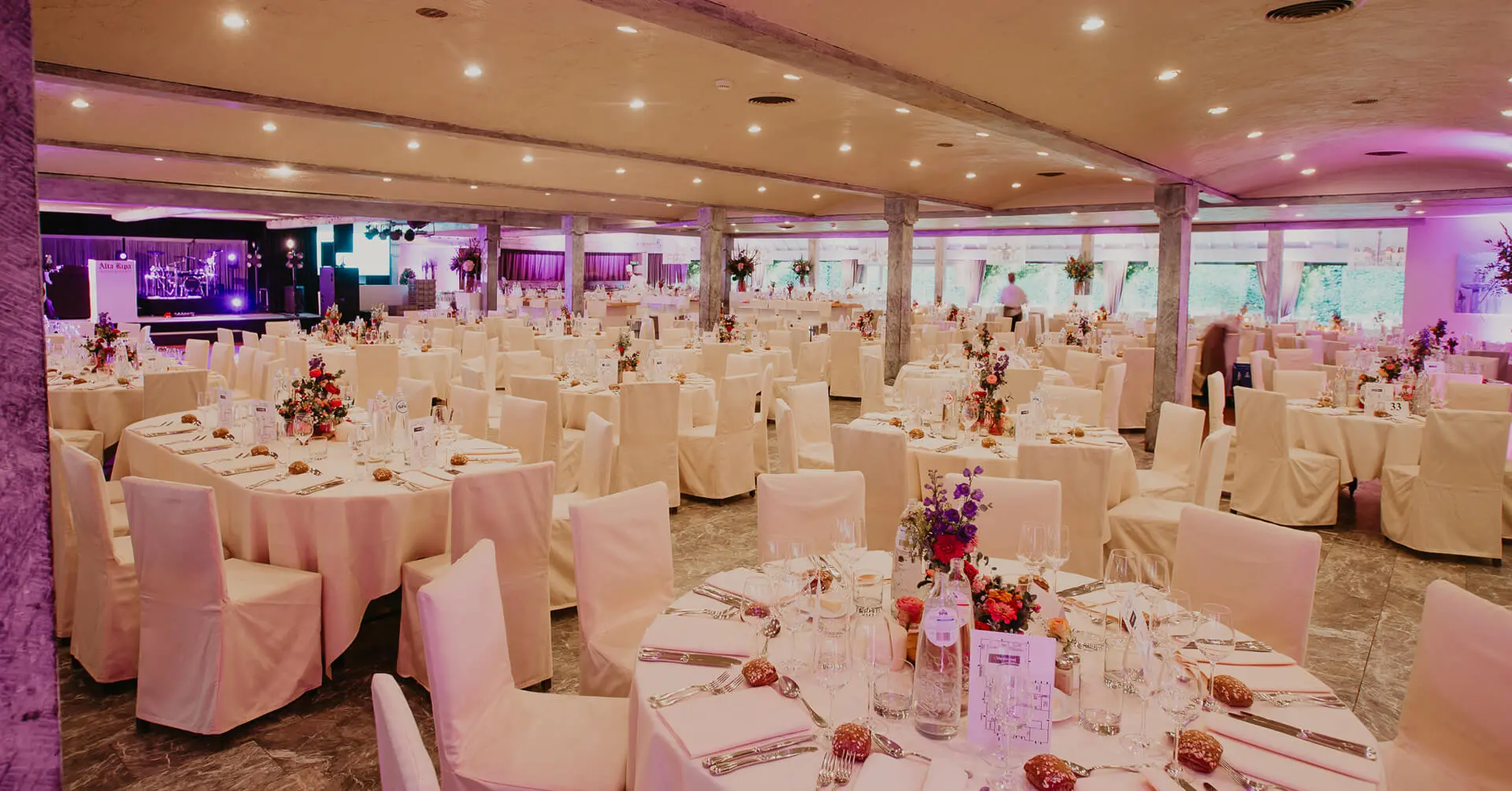 Grote zaal met gedekte ronde tafels