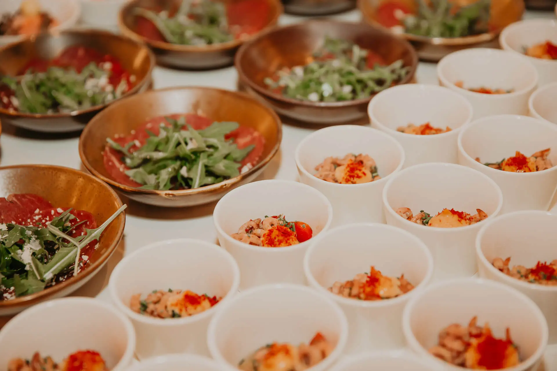 Proevertjesbuffet met slaatjes in kommetjes