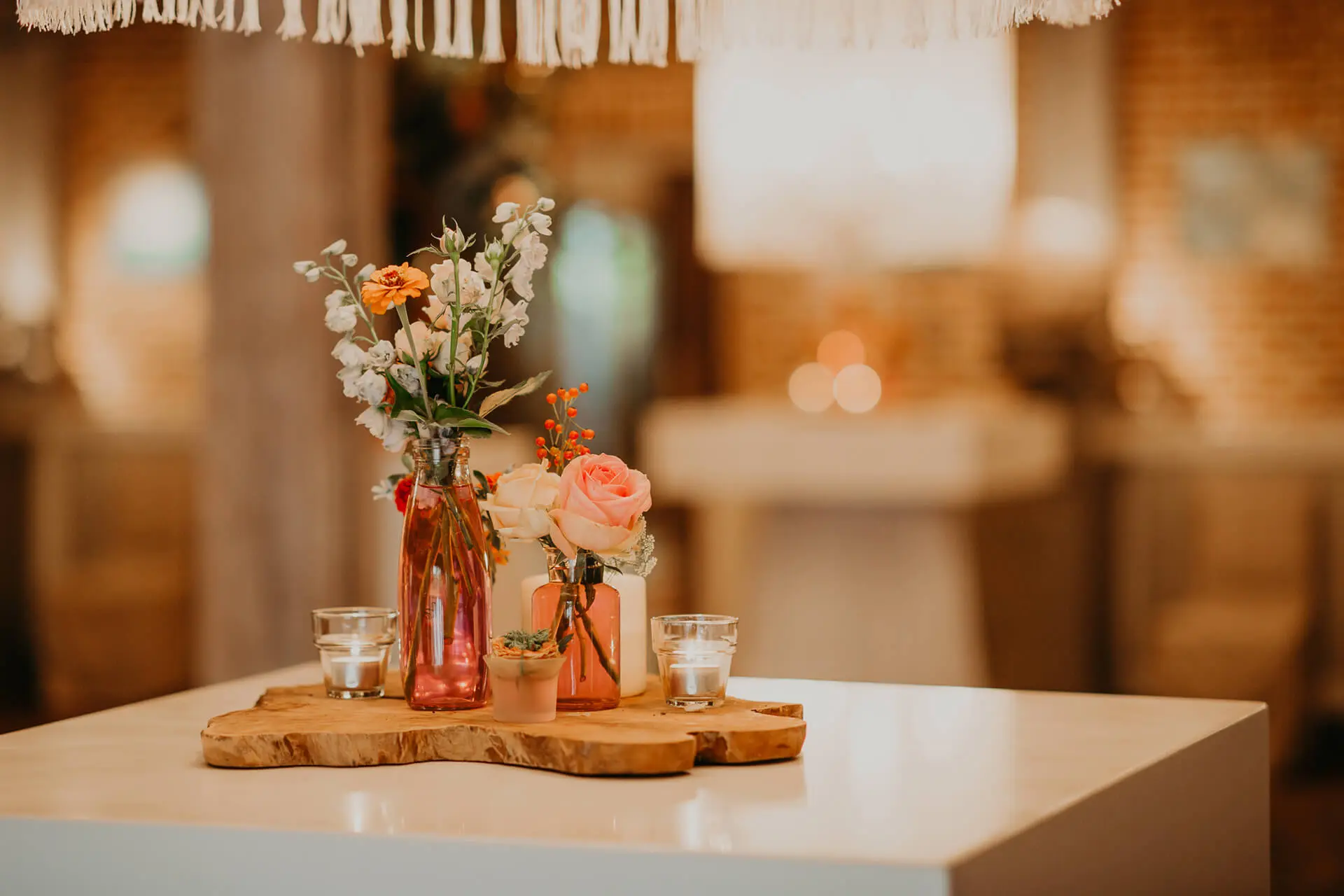 Statafel aangekleed met bloemen en hout