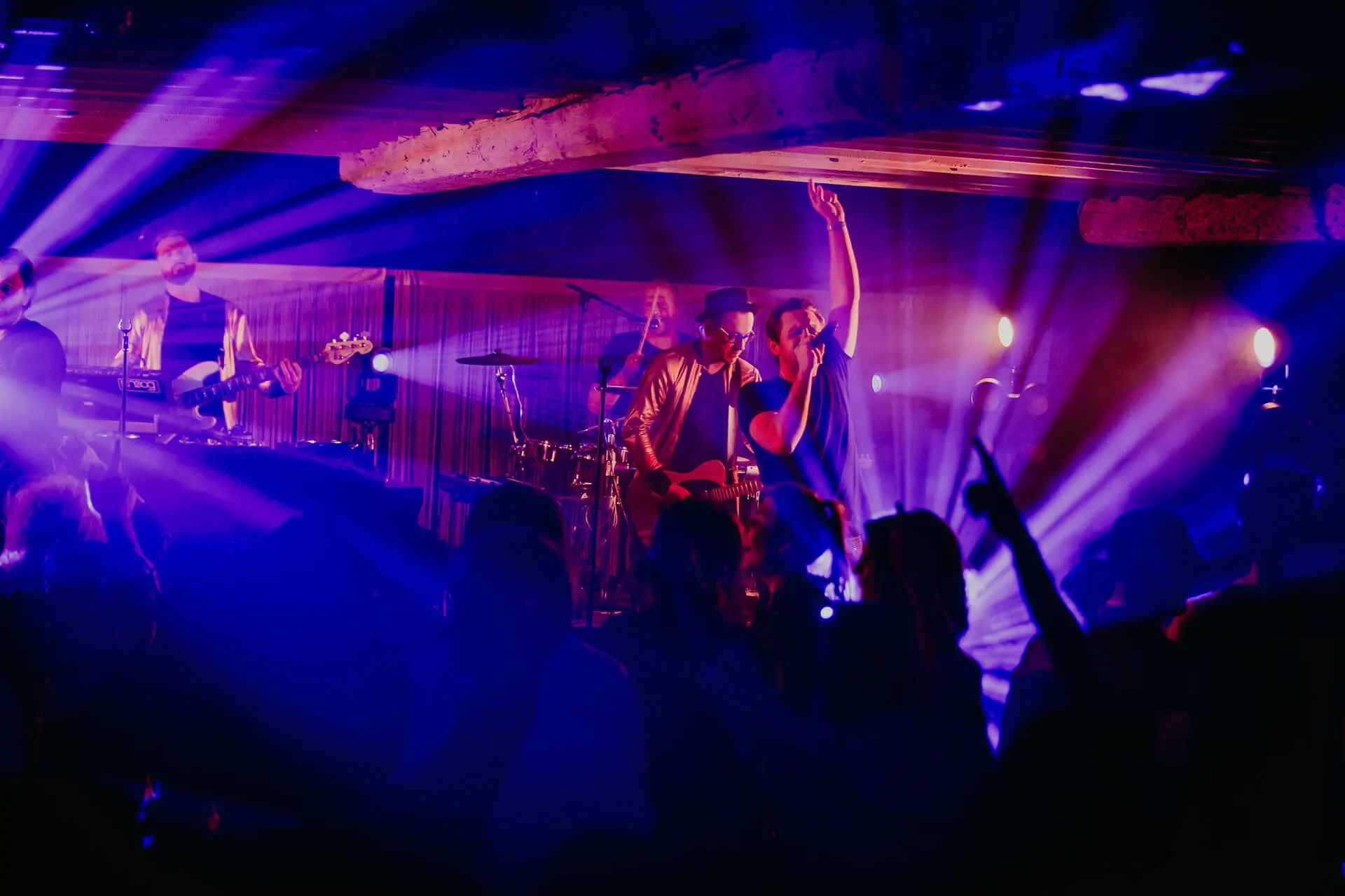 Liveband Cookies & Cream op het podium van de grote zaal