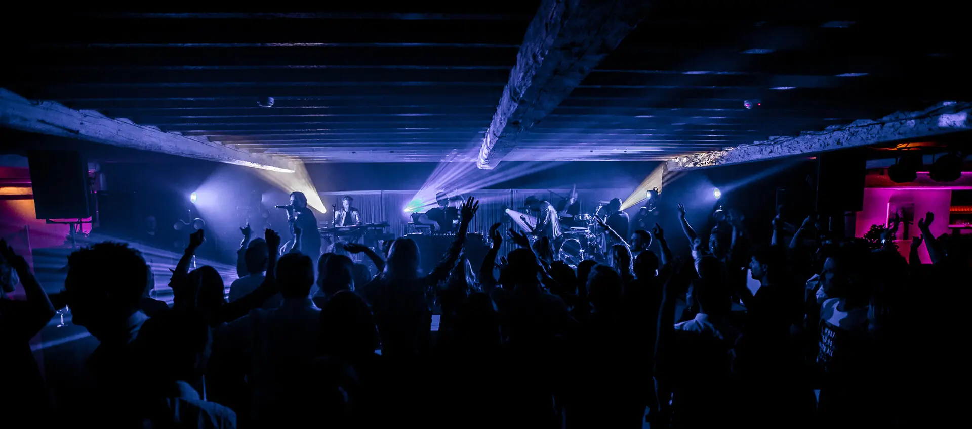Feestende gasten op een personeelsfeest in de grote zaal
