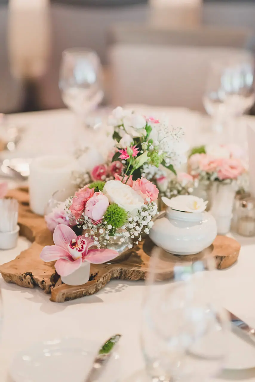 Bloemdecoratie op hout