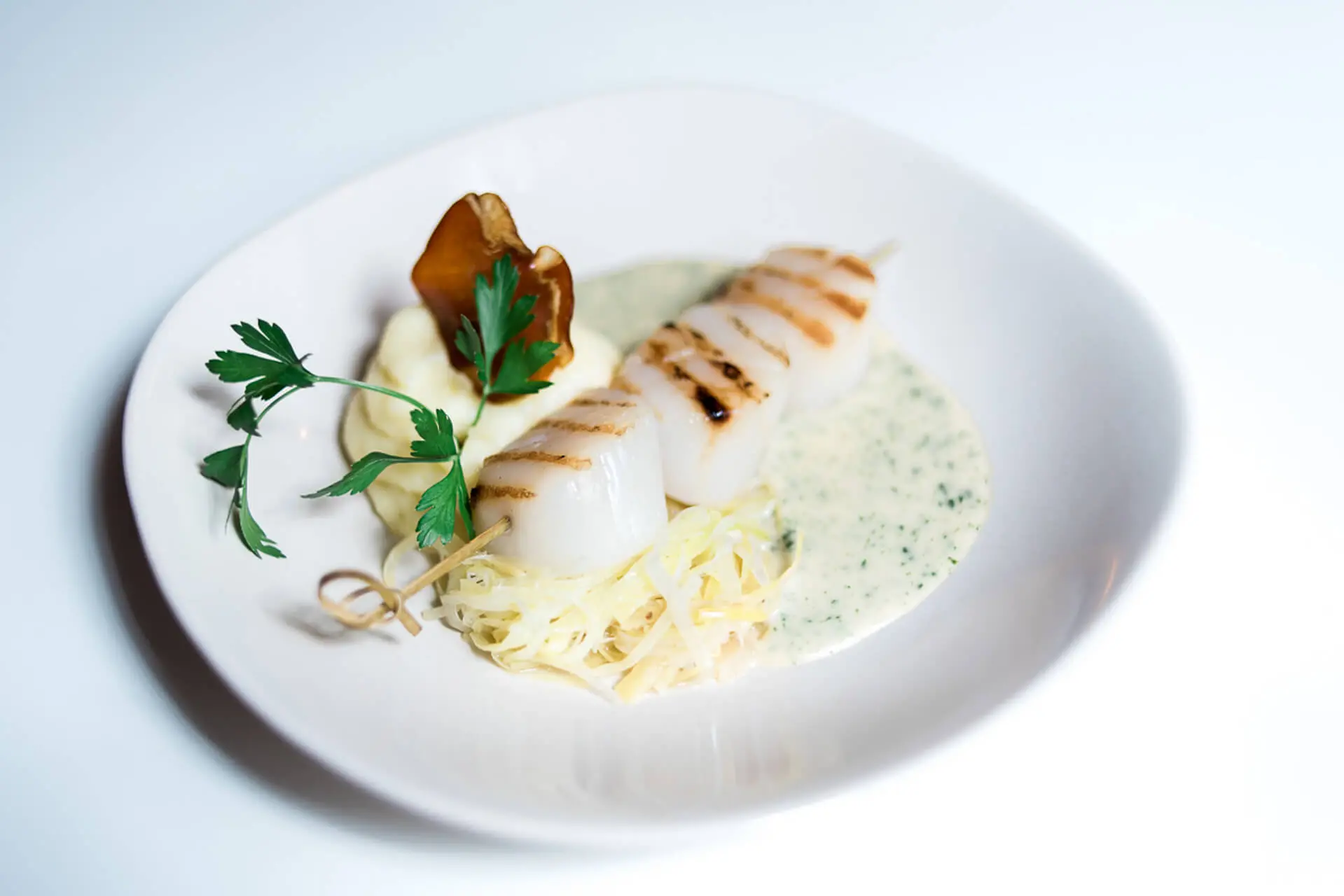 Voorgerecht met gegrilde vis en pasta