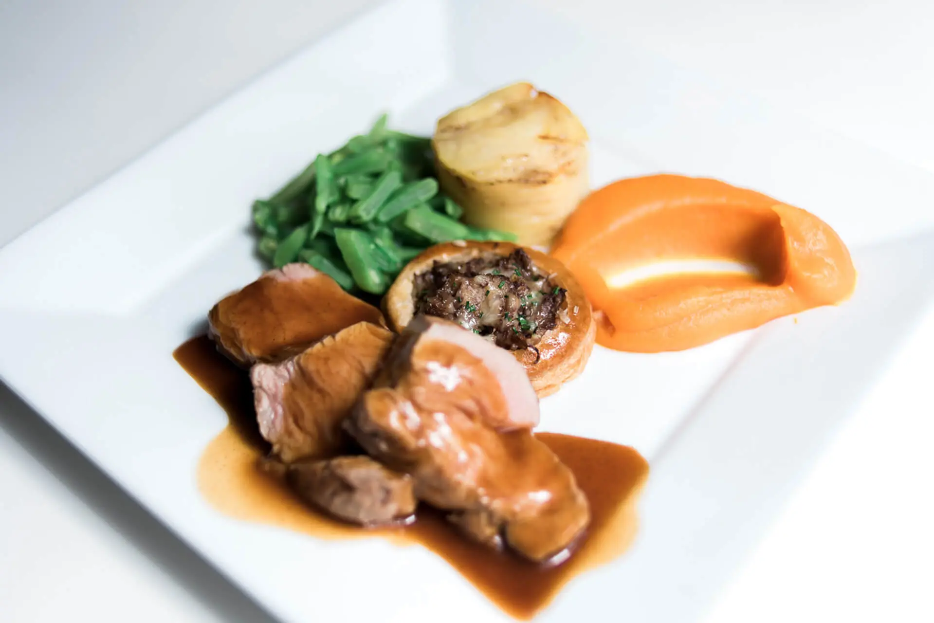 Hoofdgerecht aan tafel geserveerd bij Alta Ripa in Oud-Turnhout