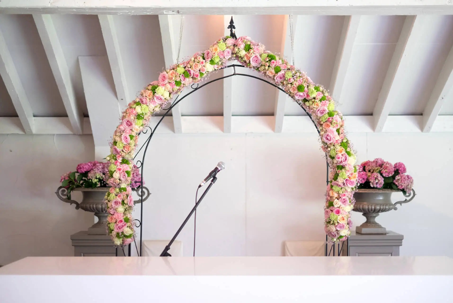 Bloemenboog voor de ceremonie