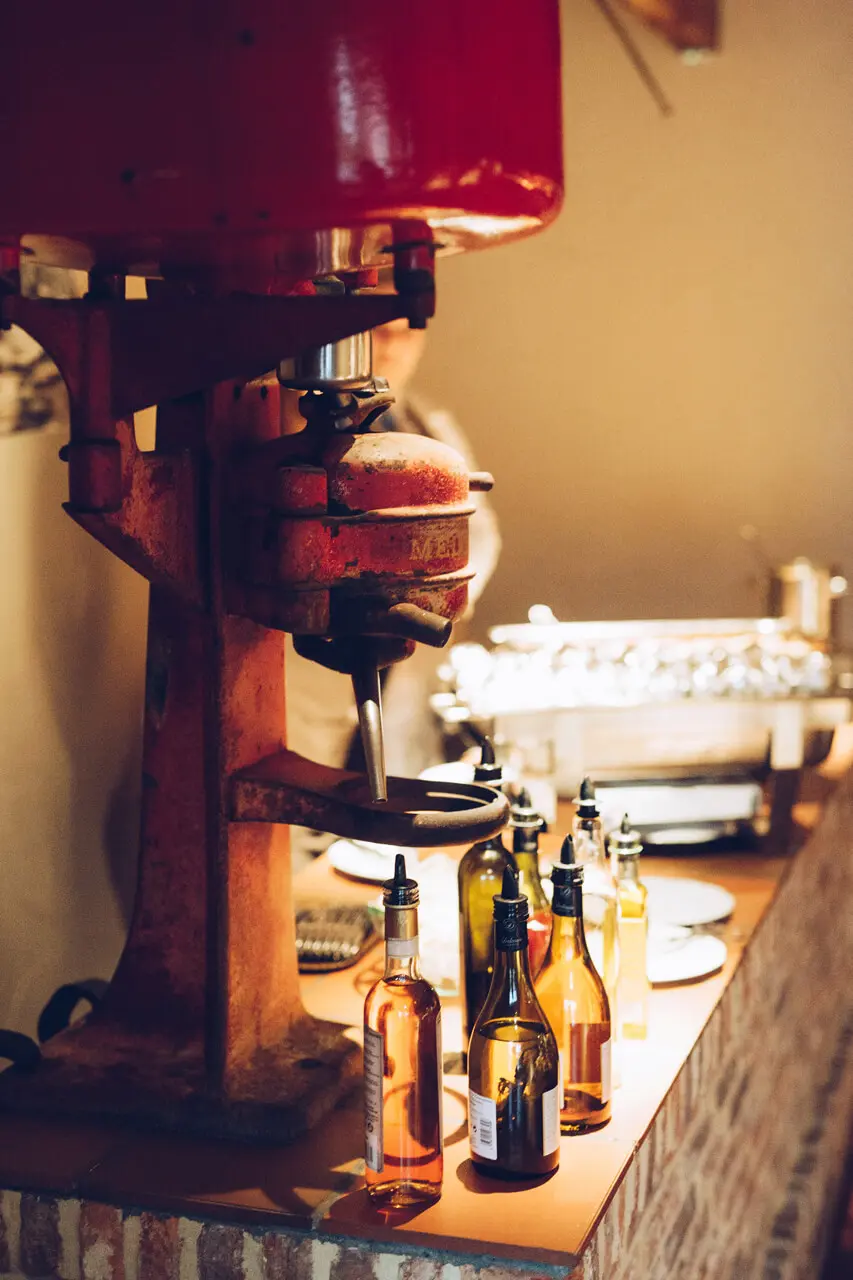 Buffethoek met antieke rode machine als decoratie