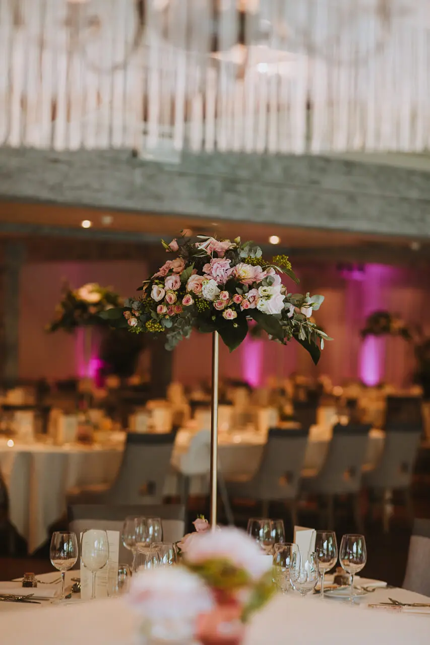 Verhoogd boeket op tafel
