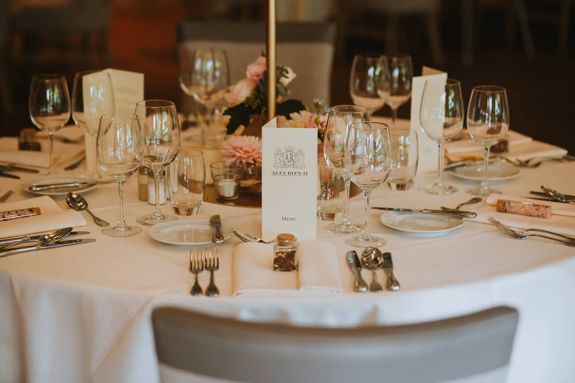 Ingedekte tafel en menu tijdens huwelijk bij Alta Ripa