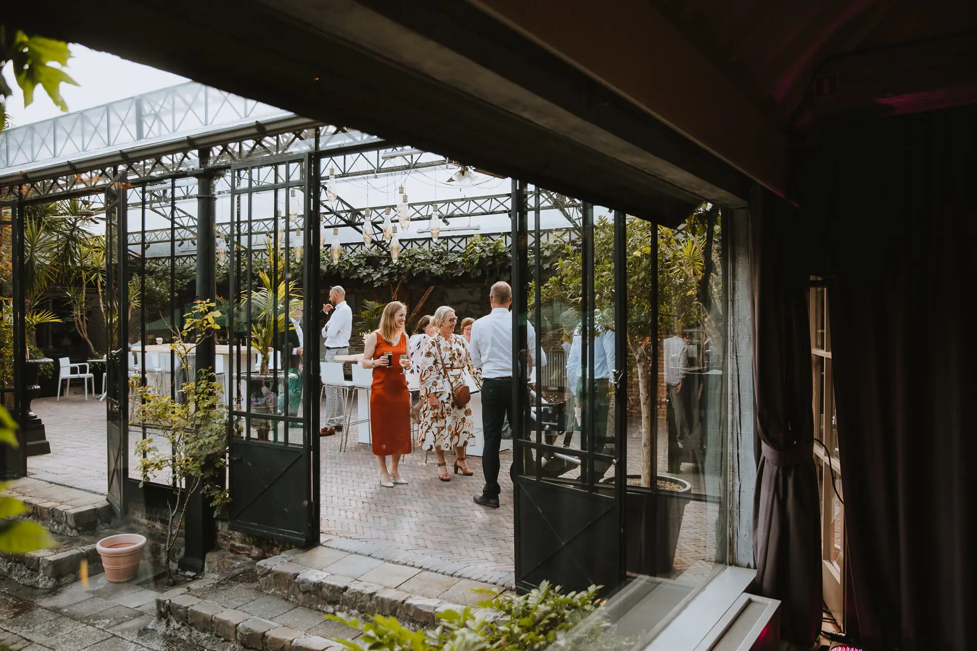 Gasten in de orangerie van de grote zaal, gezien vanuit de zaal