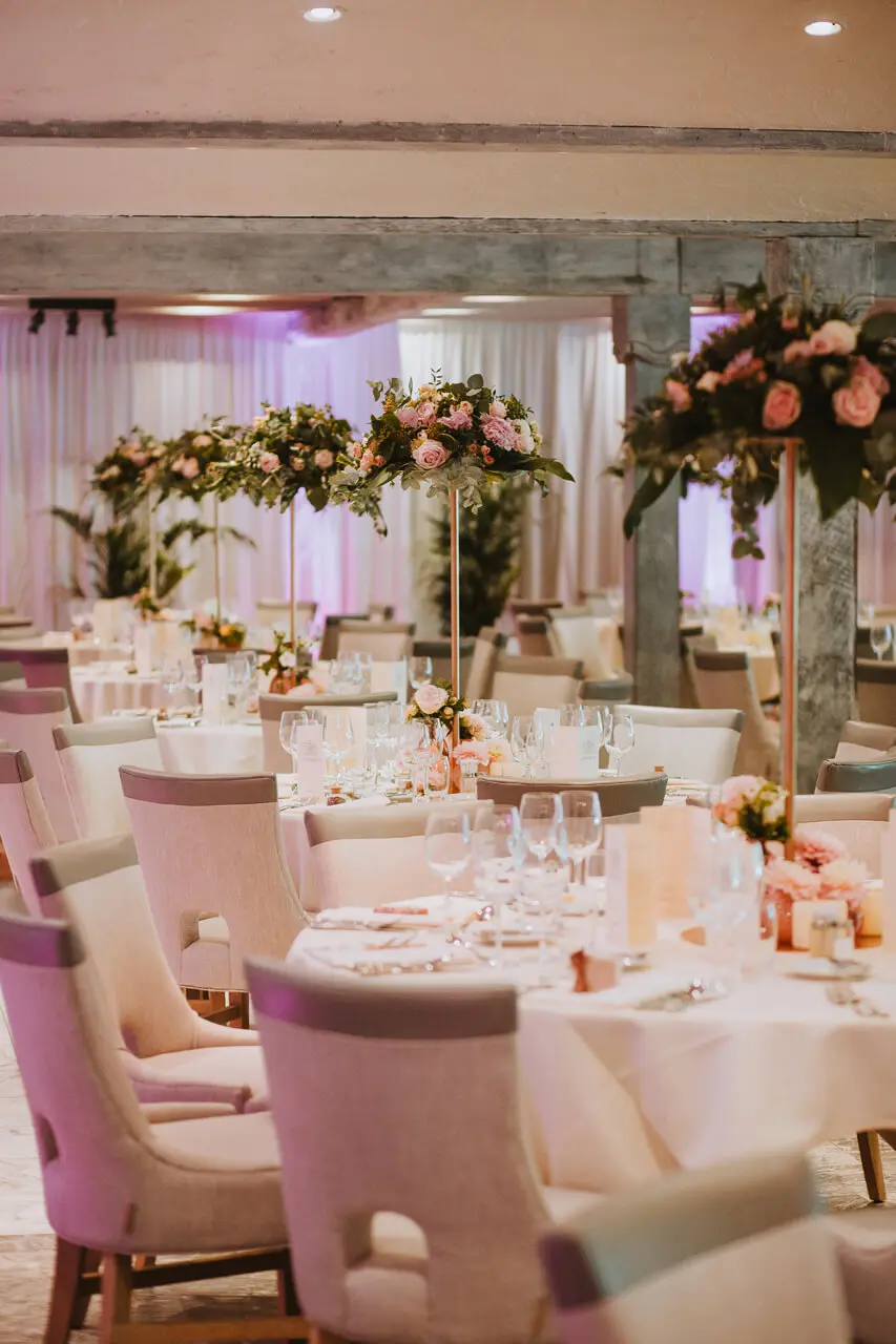 Tafel met hoge bloemdecoratie