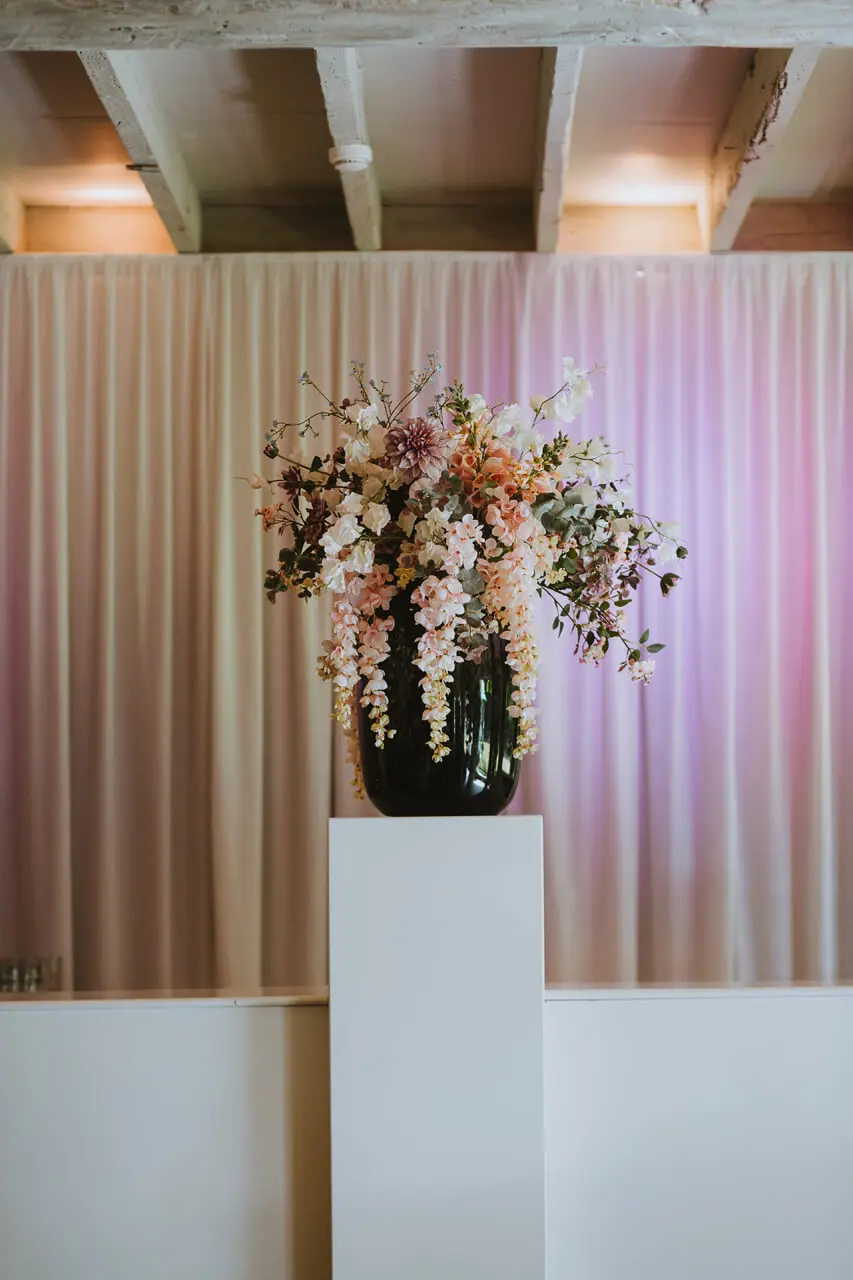 Bloemen op zuil