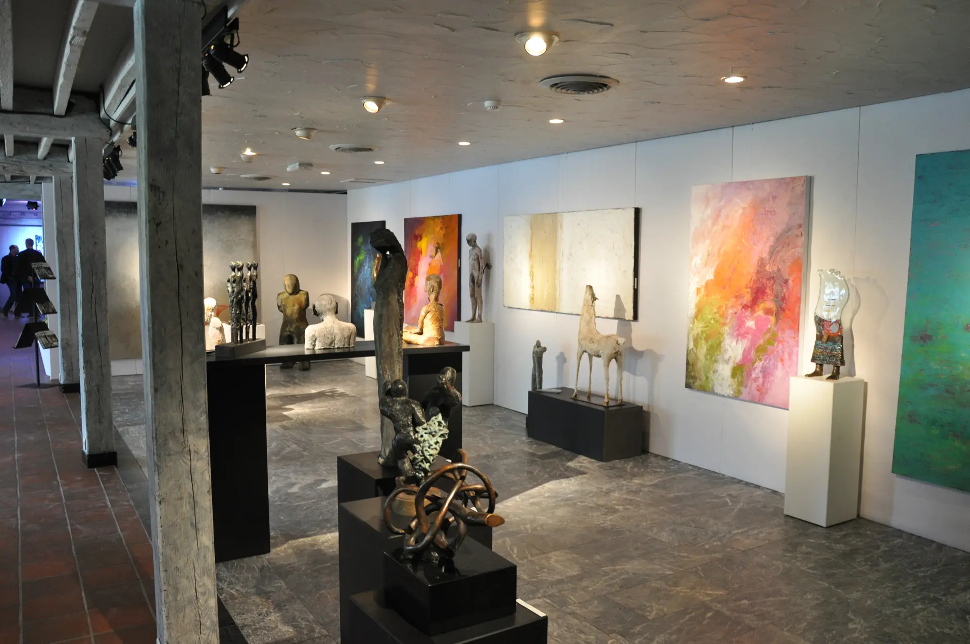 Tentoonstelling van schilderijen en beelden