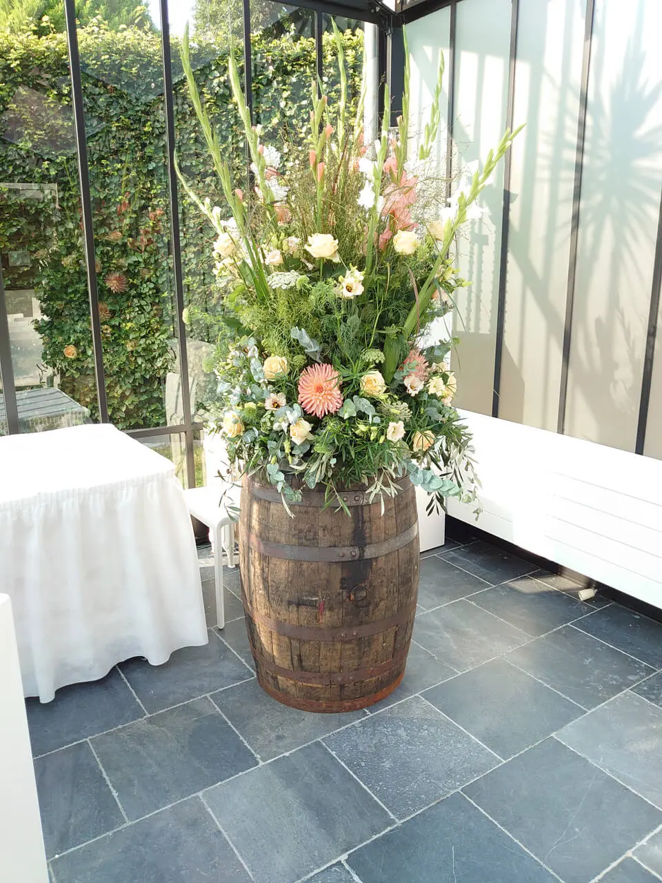 Groot boeket op een houten ton