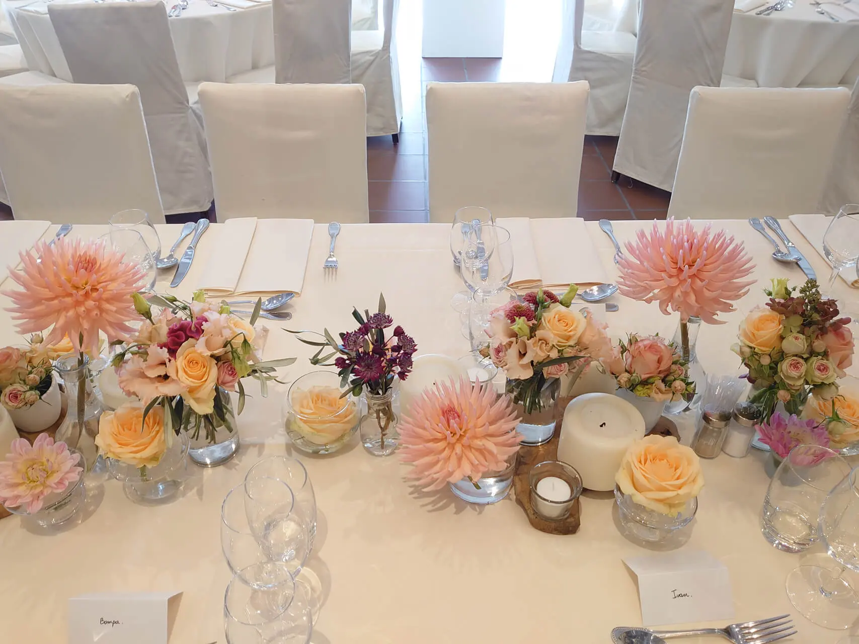 Tafeldecoratie met dahlia’s en rozen