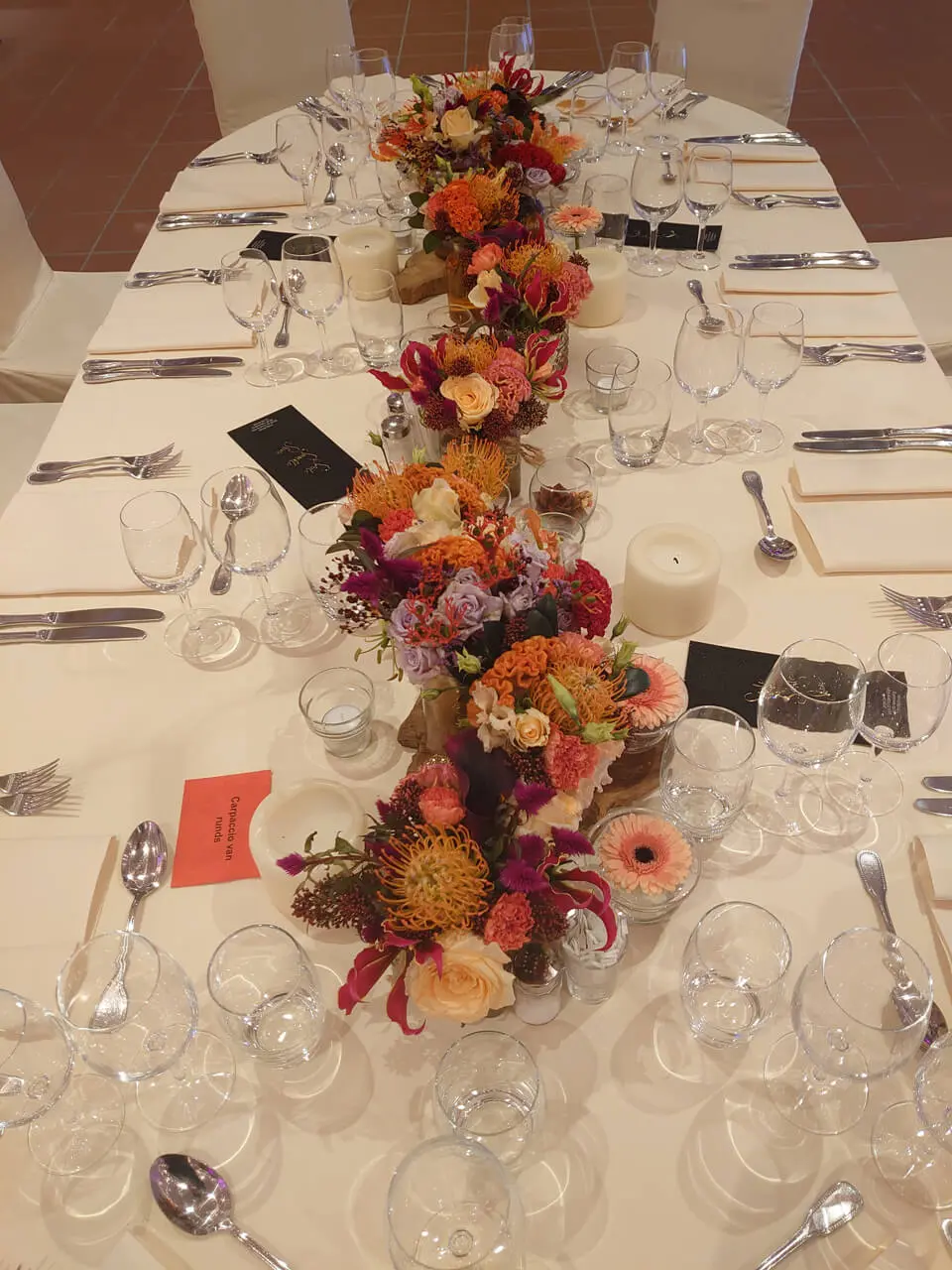 Tafelloper van bloemen in herfstkleuren