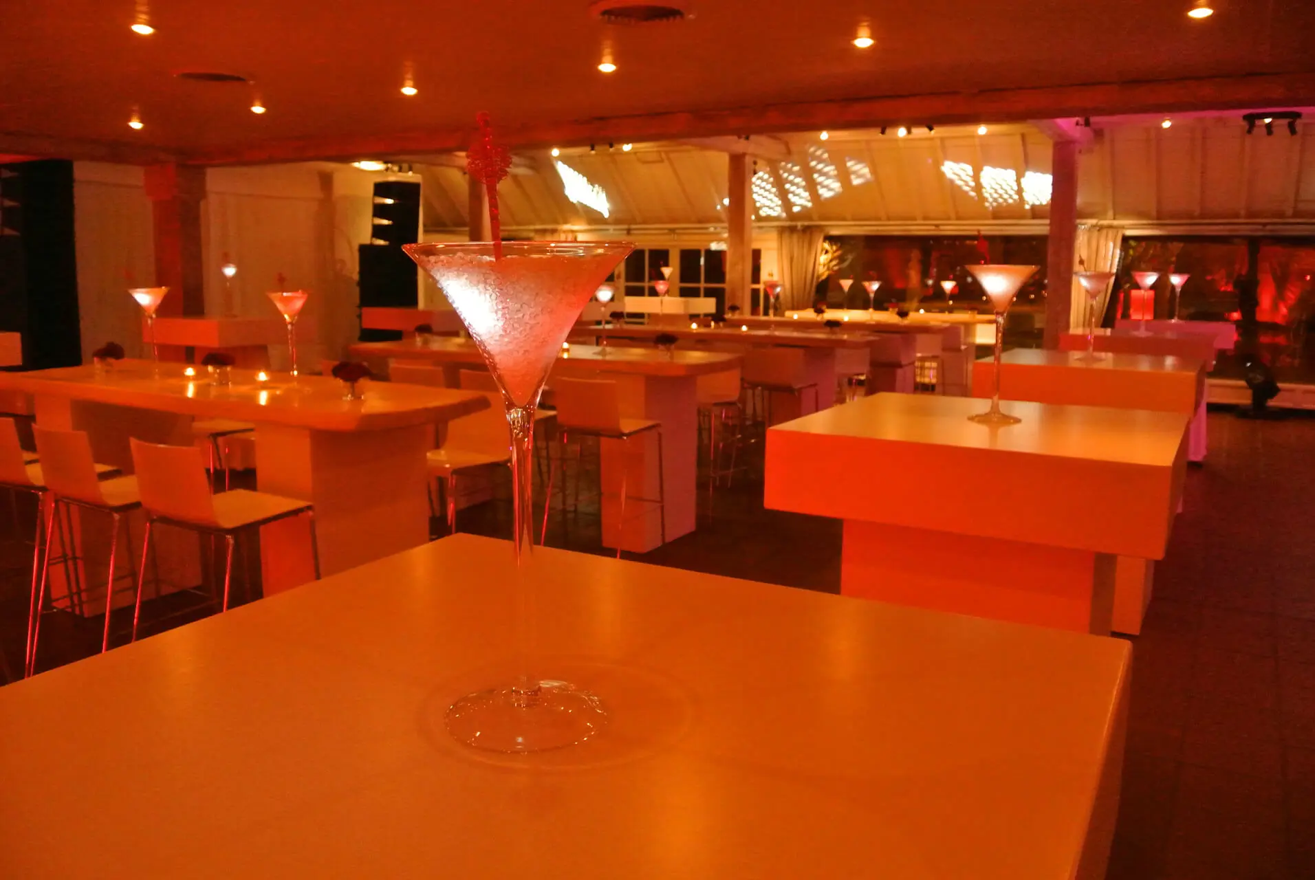 Groot cocktailglas als decoratie in de loungezaal