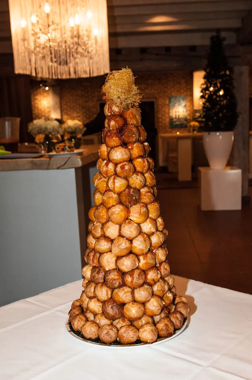 Croquembouche van soesjes als feesttaart