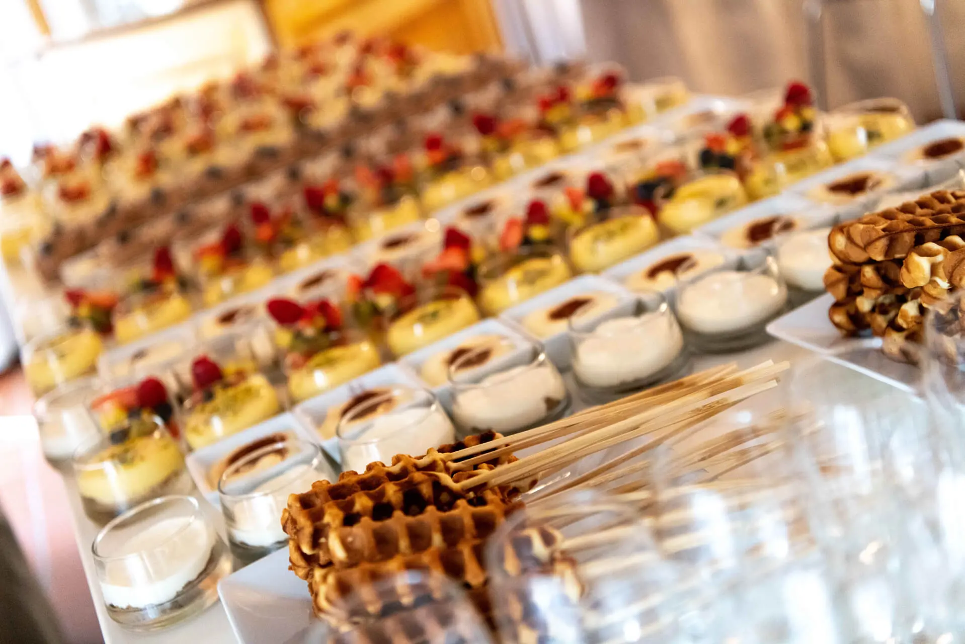 Dessertbuffet met wafels op een stokje