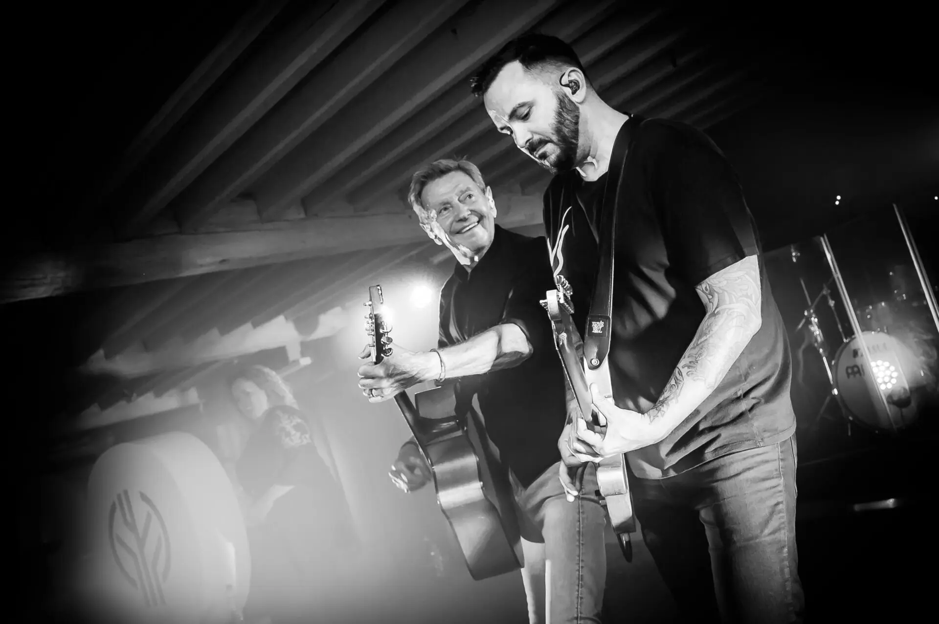 Twee gitaristen spelen live tijdens een feest