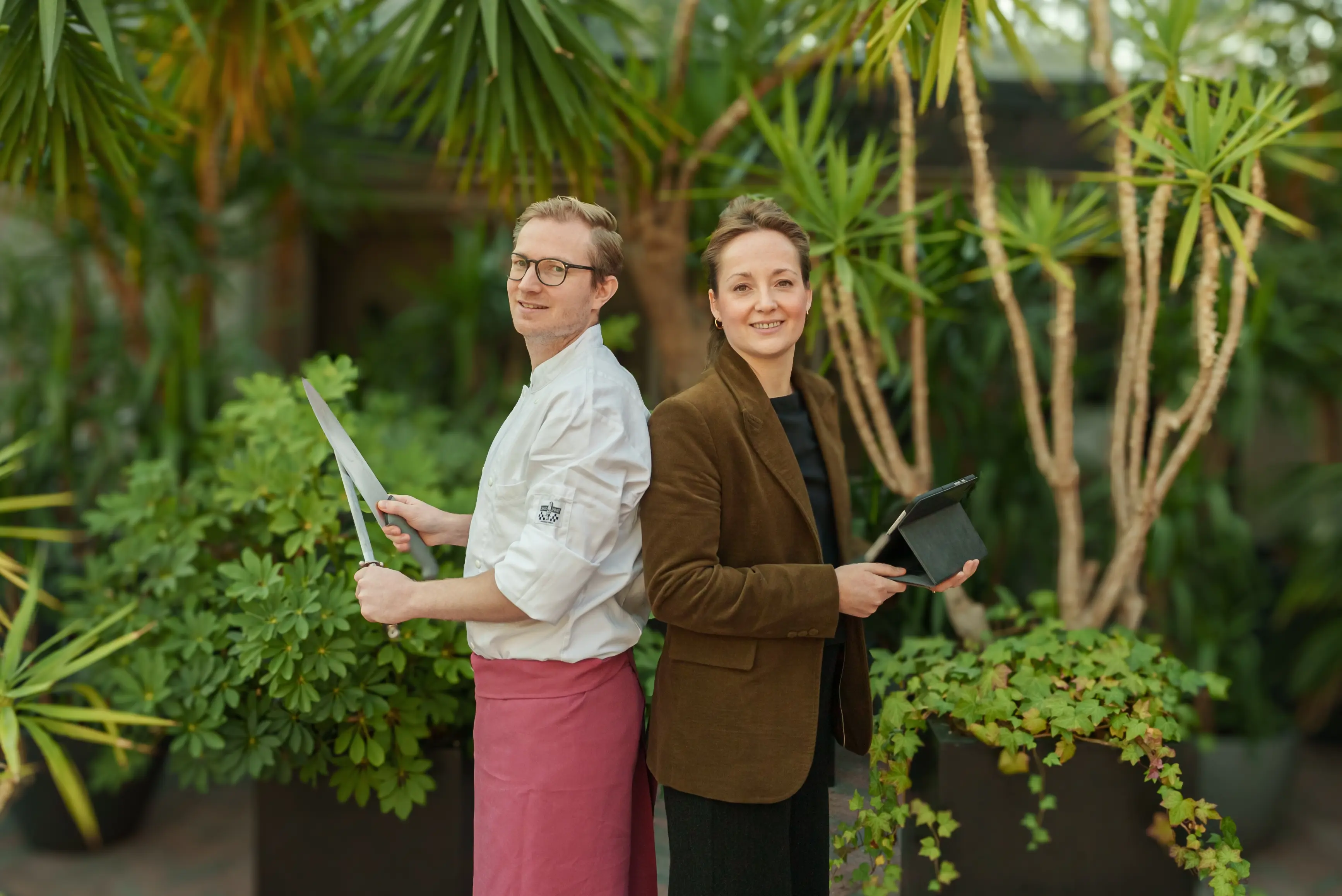 Steph Geenen en Dorothee Geenen tussen het groen in de orangerie van Alta Ripa
